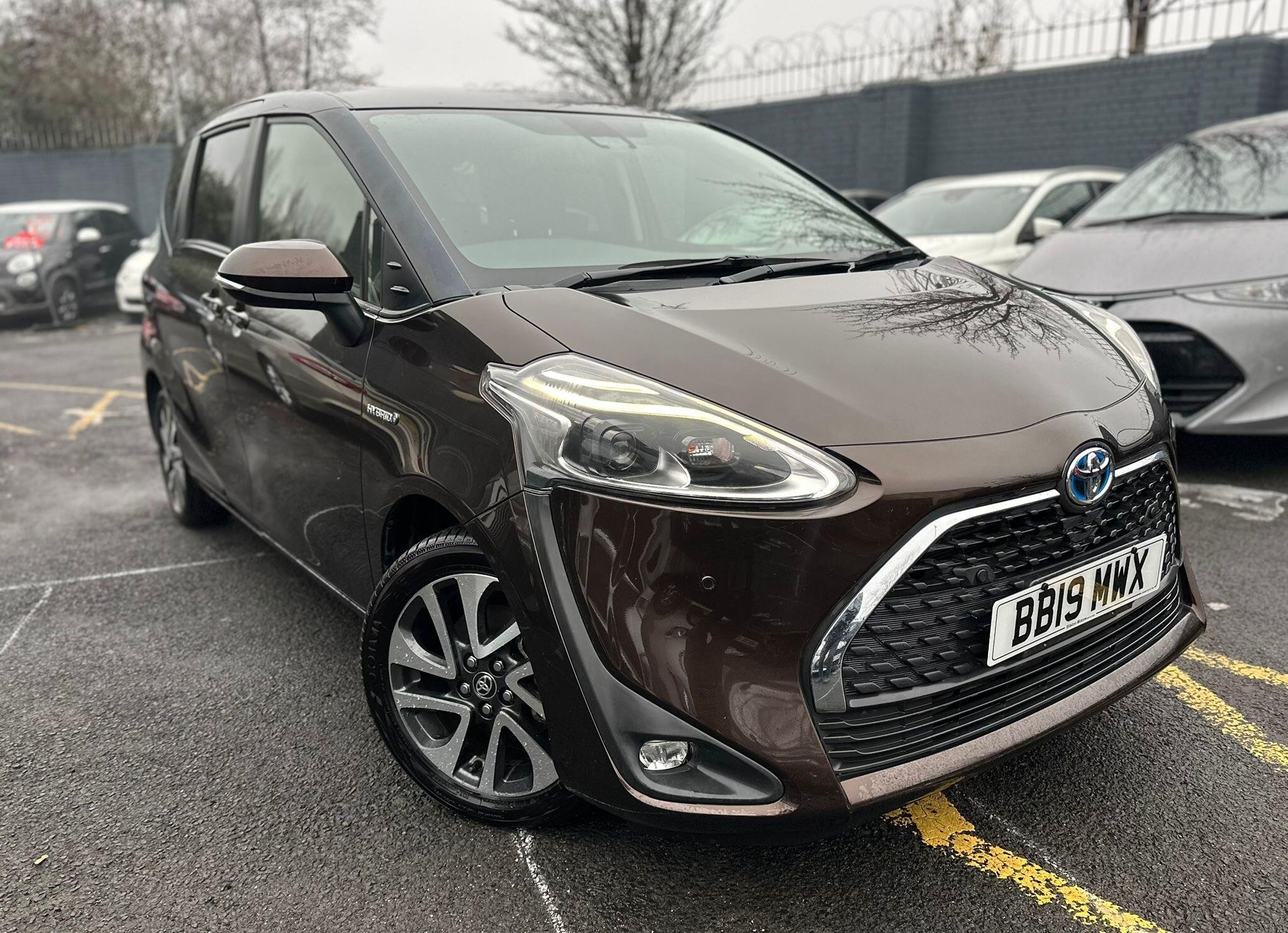 Toyota Sienta - 1.5 Hybrid 7 Seats VVhT CVT Image